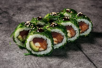 Ролл с угрем, тунцом и  лососем