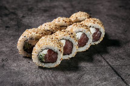 Филадельфия в кунжуте с тунцом